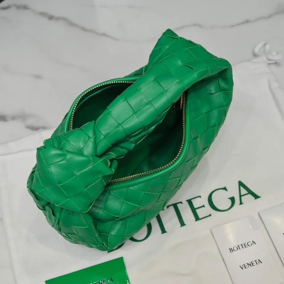 Batch 1120 BV Bottega Veneta's new early spring women's MINI JODIE handbag BV bag 🔥The new method is based on the original rounded corners, knotted with classic woven leather round hobo bag, The most iconic triangular pull-out design, using sheepskin draped soft shape, is super suitable for concave shapes~ Jodie feels really gentle to people, and is definitely the best item for daily matching. It has the same weave, new elements and twists, is compact and versatile, and is the new favorite of street style Internet celebrities! Dimensions: 23x28x8 Model: 6699-1